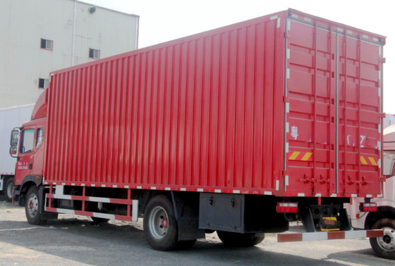 O Euro diesel V do caminhão de entrega da carga nivela Van Cargo Truck 4x2 que conduz a distância entre o eixo dianteira e traseira de 5200mm