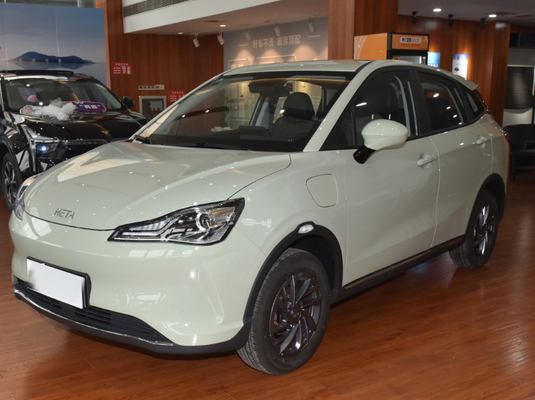 Mão esquerda que conduz o veículo elétrico do carro elétrico 31.15kwh New Energy de EV