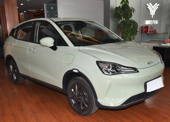 Mão esquerda que conduz o veículo elétrico do carro elétrico 31.15kwh New Energy de EV