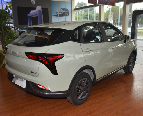 Mão esquerda que conduz o veículo elétrico do carro elétrico 31.15kwh New Energy de EV